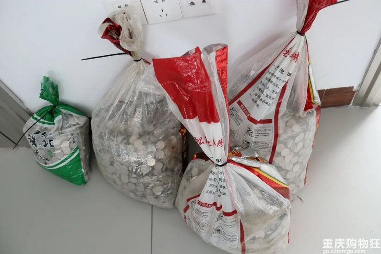 广西一男子对裁决不满，拎4麻袋硬币清偿执行款，法院：另罚5万