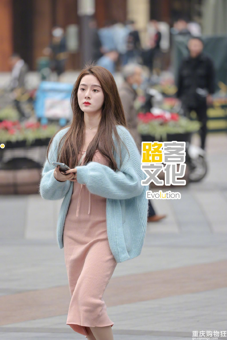 3月重庆街拍，天气转暖，重庆美女们越来越敢穿了