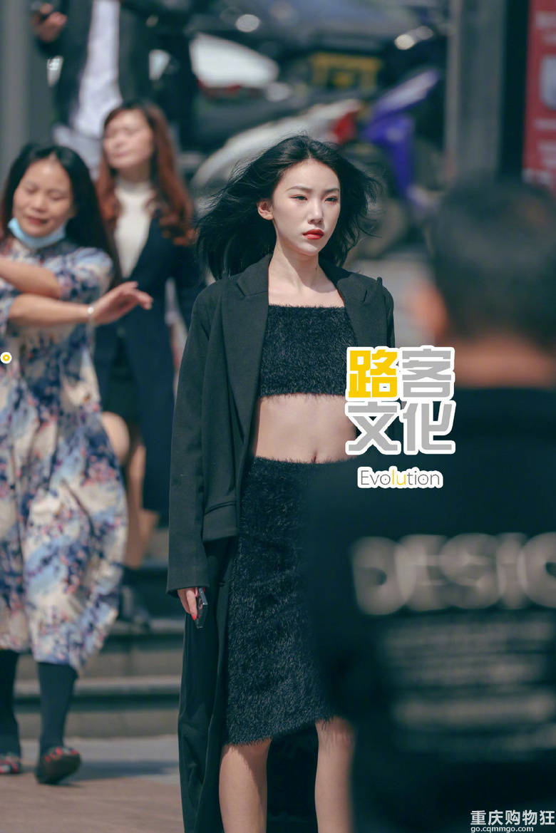 3月重庆街拍，天气转暖，重庆美女们越来越敢穿了