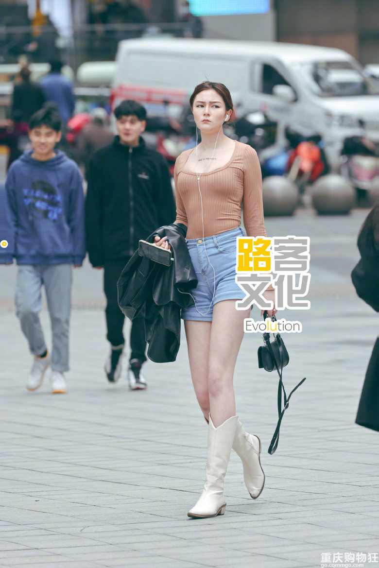 3月重庆街拍，天气转暖，重庆美女们越来越敢穿了