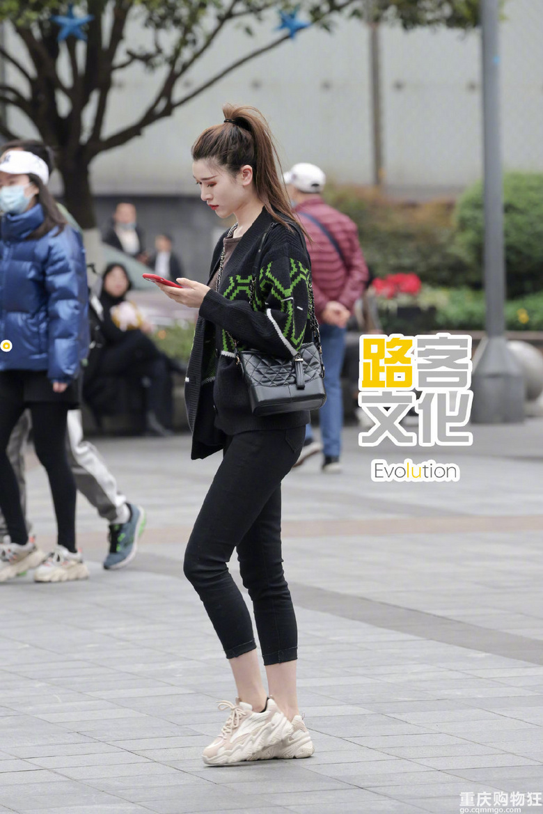 3月重庆街拍，天气转暖，重庆美女们越来越敢穿了