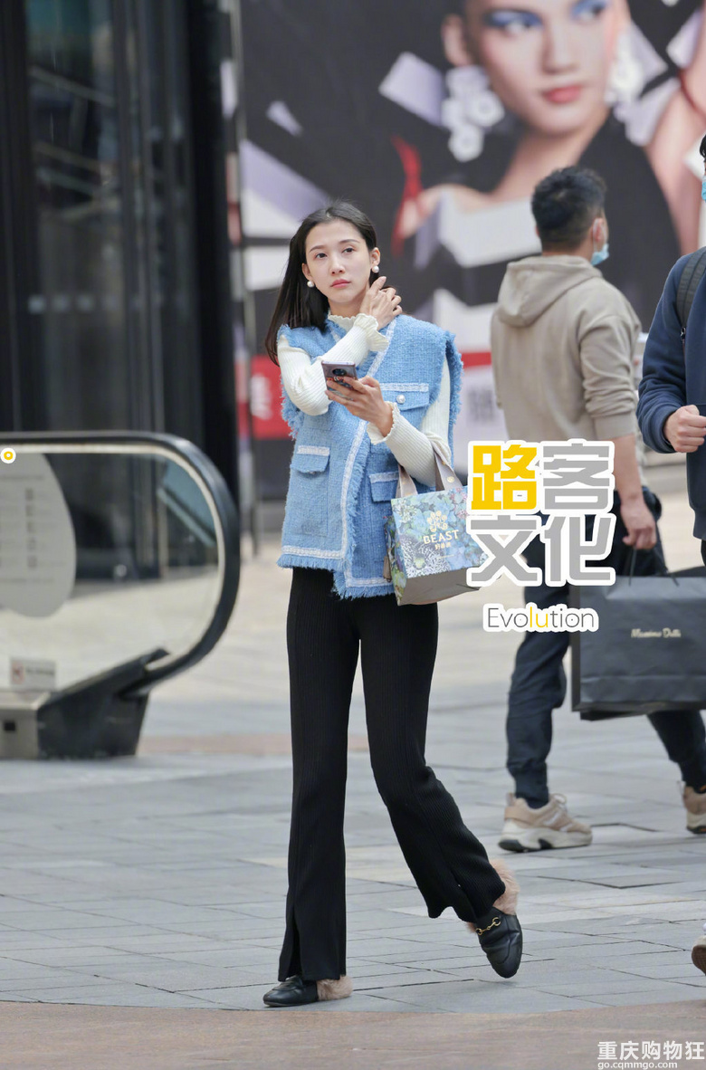 3月重庆街拍，天气转暖，重庆美女们越来越敢穿了