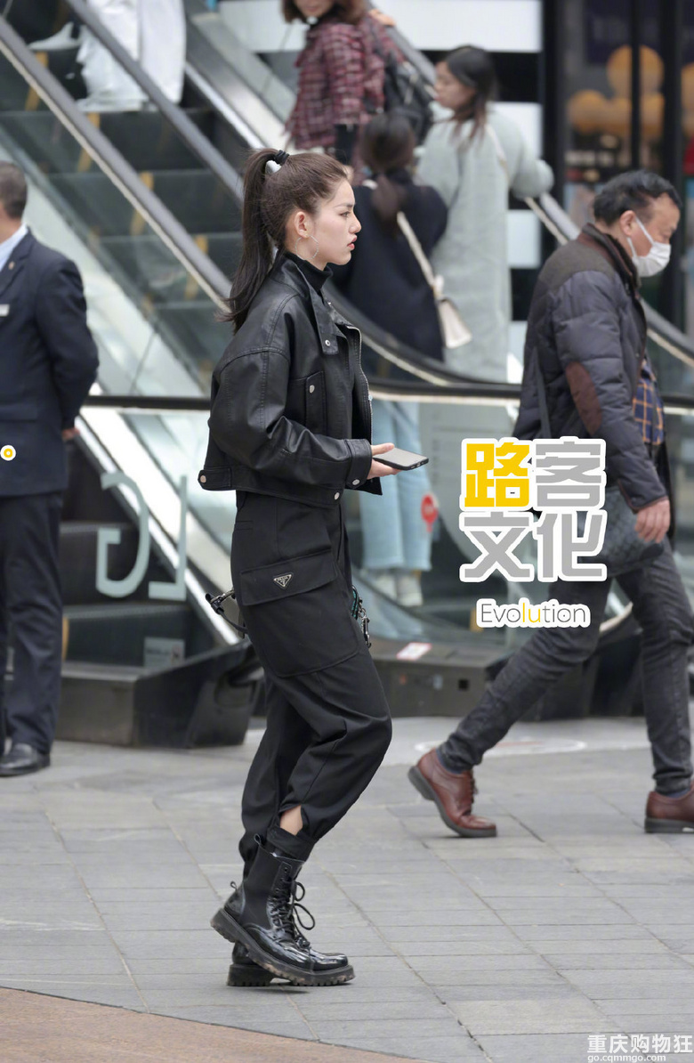 3月重庆街拍，天气转暖，重庆美女们越来越敢穿了