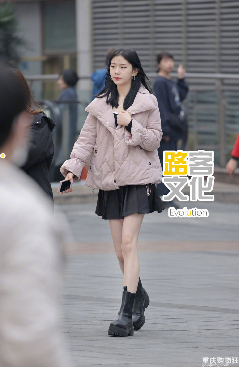 3月重庆街拍，天气转暖，重庆美女们越来越敢穿了