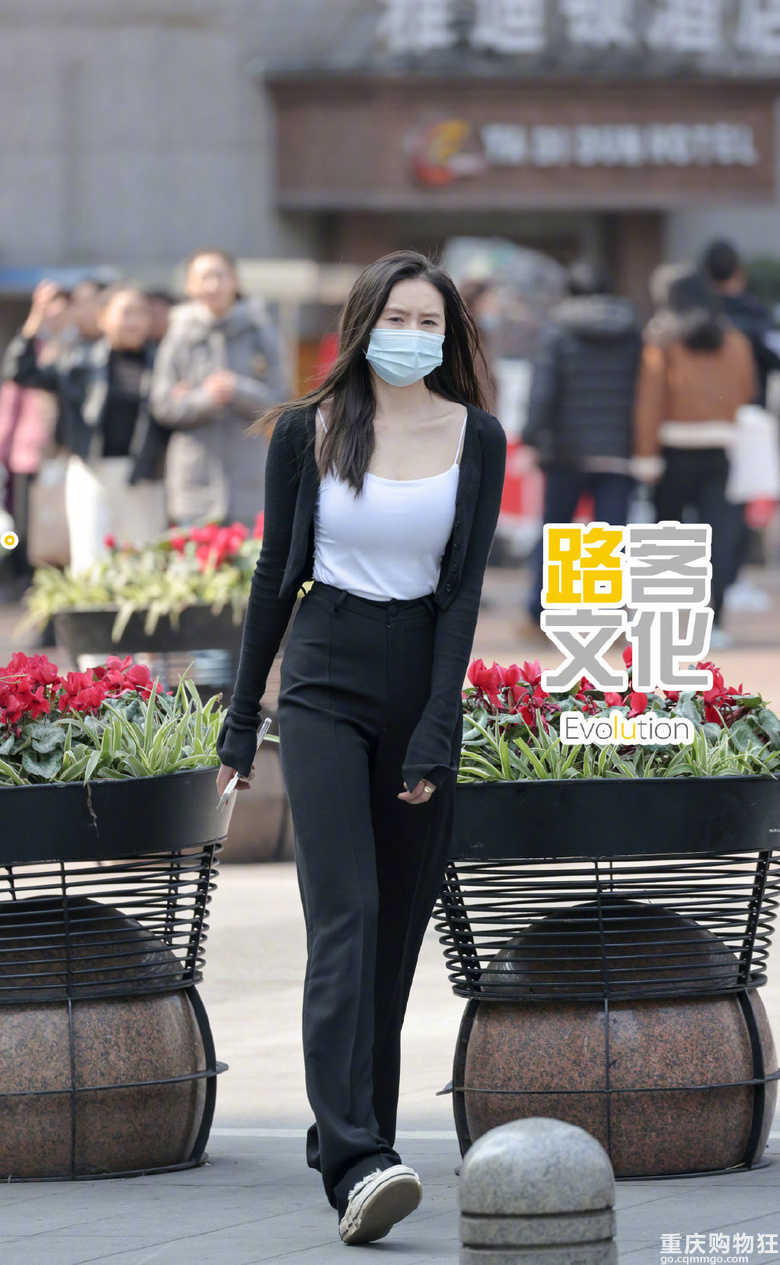 3月重庆街拍，天气转暖，重庆美女们越来越敢穿了