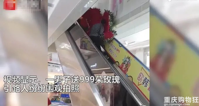 心碎了！四川一男子送999朵玫瑰引围观，小心搬上电梯后被挤碎