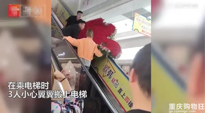 心碎了！四川一男子送999朵玫瑰引围观，小心搬上电梯后被挤碎