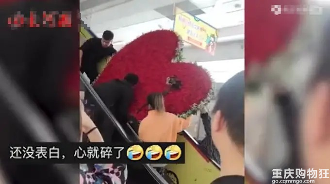 心碎了！四川一男子送999朵玫瑰引围观，小心搬上电梯后被挤碎