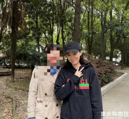 有人偶遇张小斐为李焕英扫墓，红了也不忘友情！贾玲姐姐亲自接送