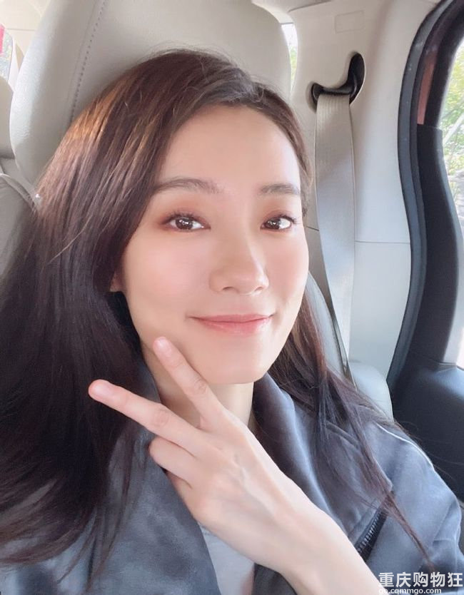 有人偶遇张小斐为李焕英扫墓，红了也不忘友情！贾玲姐姐亲自接送