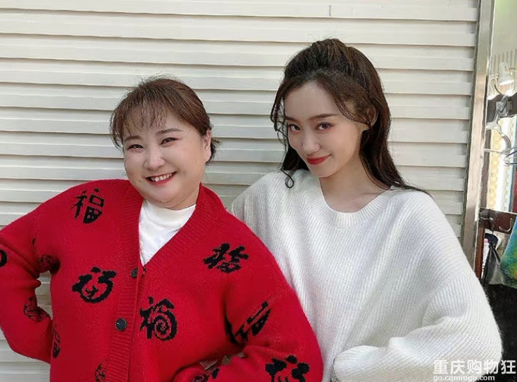 有人偶遇张小斐为李焕英扫墓，红了也不忘友情！贾玲姐姐亲自接送