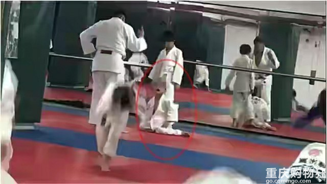 7岁男童学柔道，被教练及学员重摔27次以上，造成脑死状态