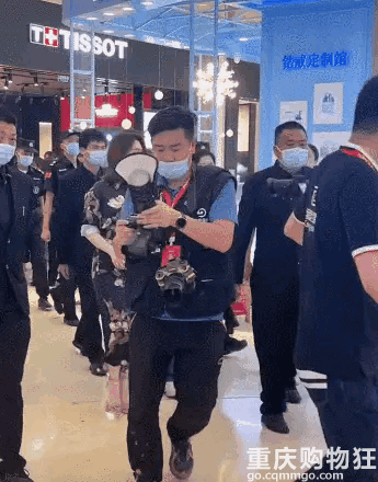 佘诗曼阿娇为贾乃亮新店开业站台，阿娇生图爆肥，目测体重140斤
