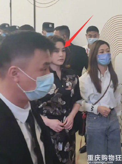 佘诗曼阿娇为贾乃亮新店开业站台，阿娇生图爆肥，目测体重140斤
