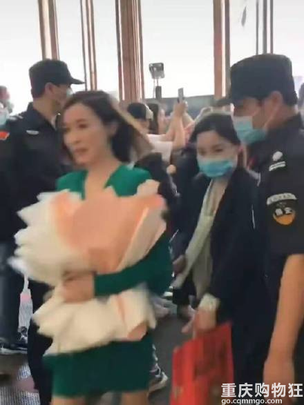 佘诗曼阿娇为贾乃亮新店开业站台，阿娇生图爆肥，目测体重140斤