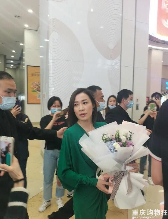 佘诗曼阿娇为贾乃亮新店开业站台，阿娇生图爆肥，目测体重140斤