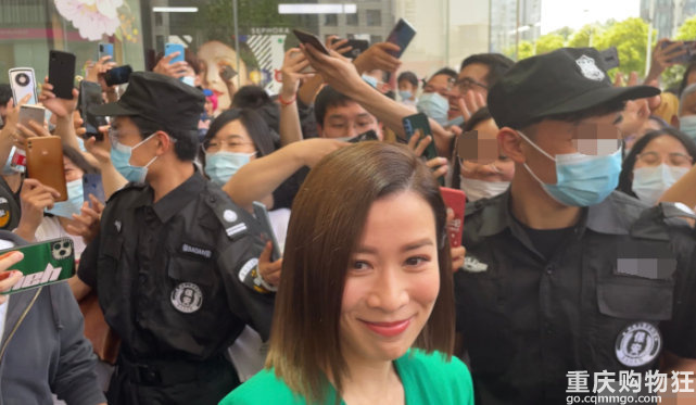佘诗曼阿娇为贾乃亮新店开业站台，阿娇生图爆肥，目测体重140斤