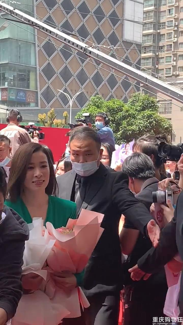 佘诗曼阿娇为贾乃亮新店开业站台，阿娇生图爆肥，目测体重140斤