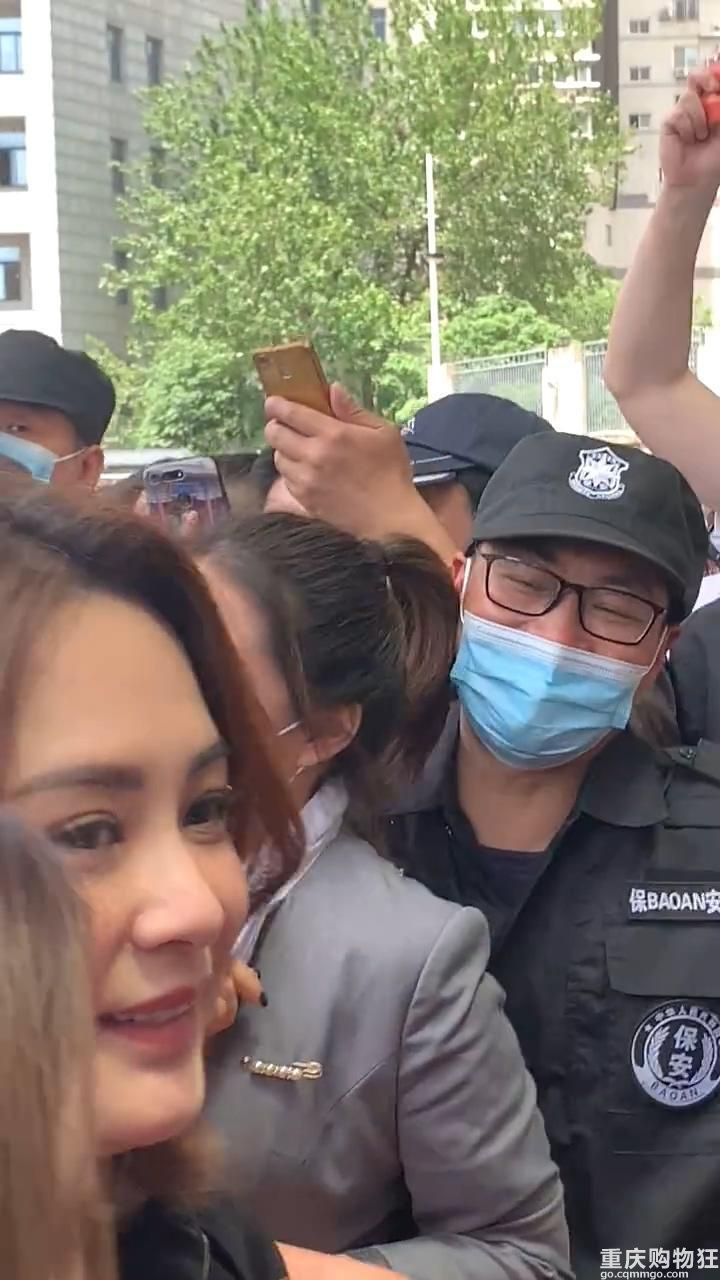 佘诗曼阿娇为贾乃亮新店开业站台，阿娇生图爆肥，目测体重140斤