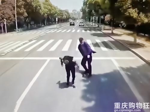 情侣吵架男子将女友推向行驶中的公交车，不分手还留着过年吗