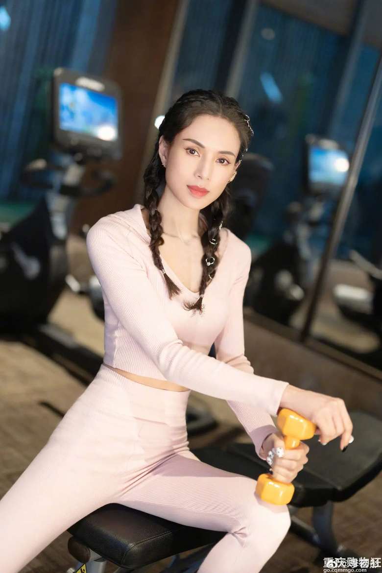 李若彤张丰毅健身合照好励志，明星的65岁和55岁，加起来120岁了