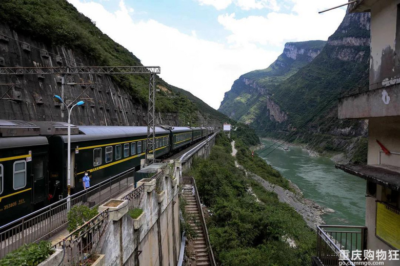 票价低至7元！坐上绿皮火车去重庆这些地方旅游，当天可来回