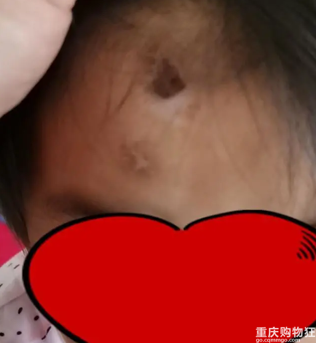 惊魂一幕！母牛分娩后突然发狂，冲向四岁小女孩……