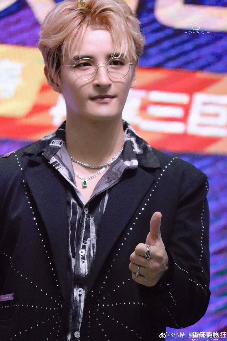歌手张远现身重庆北滨路，举手投足间绅士感十足，歌也太好听了吧