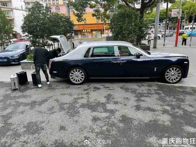 大V怒怼上海银行服务太差当场取走500万，用劳斯劳斯装走。
