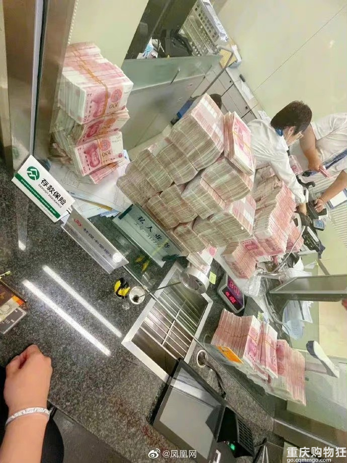大V怒怼上海银行服务太差当场取走500万，用劳斯劳斯装走。