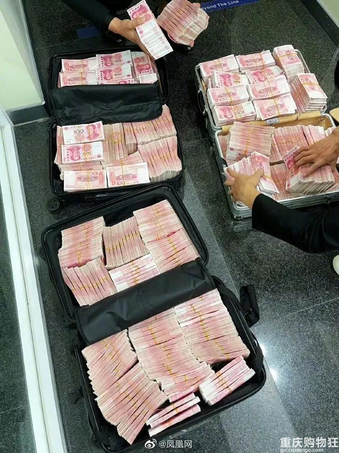 大V怒怼上海银行服务太差当场取走500万，用劳斯劳斯装走。