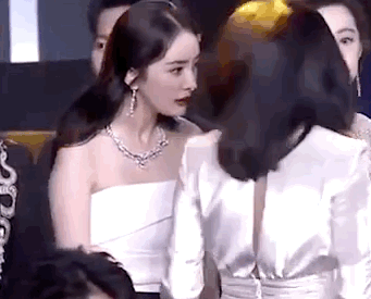 今年的时尚杂志芭莎慈善夜内场曝光