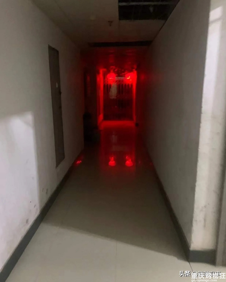 邻居在走廊上挂这种恐怖的灯，你能承受住不，还敢半夜回家不？