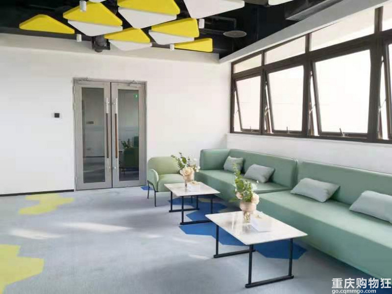 这是“绿色通道”，好像是连接和佑佑宝贝儿童医院的通道，那道门过去就是医院，如果宝宝有黄疸在医院照蓝光，过去就能看到宝宝了