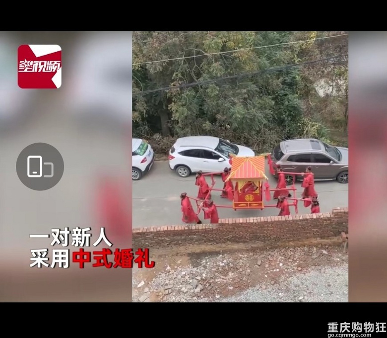 吓坏了院门口围观的阿姨！八人大轿抬新娘不慎侧翻！