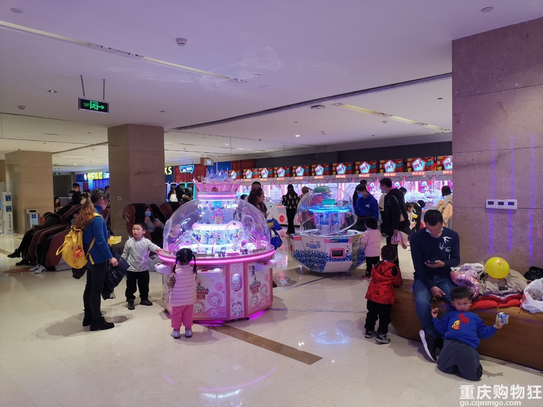 跟了这个100元夹28个娃娃的大神一天，我发现了夹娃娃的那些套路