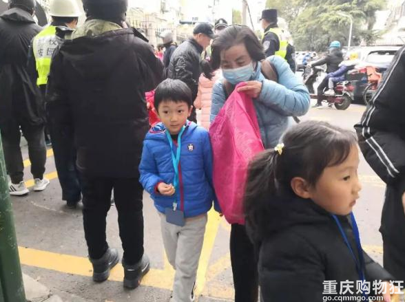 开学了！“接送阿姨”最多一人接4孩，月赚8000多元