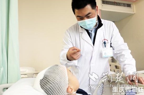 7岁男孩打篮球时滑倒，头骨摔出7厘米裂缝