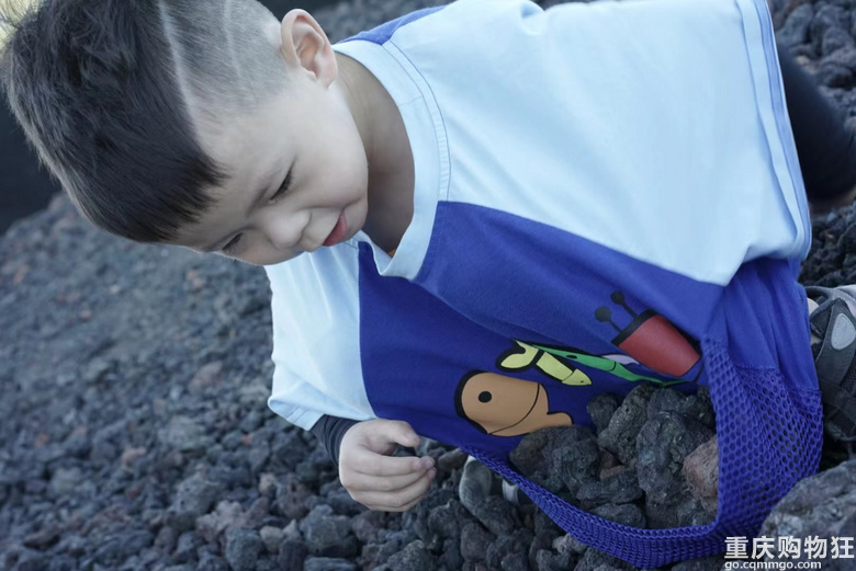 这衣服是穿对了的 完全是去耍石头的衣服装满了