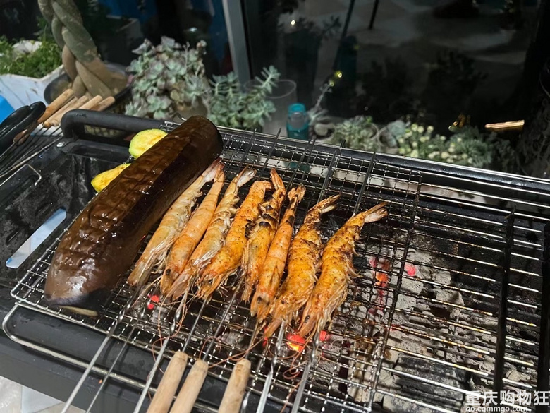 昨天赶在狂风暴雨之前自己在家整烧烤吃，安逸惨了