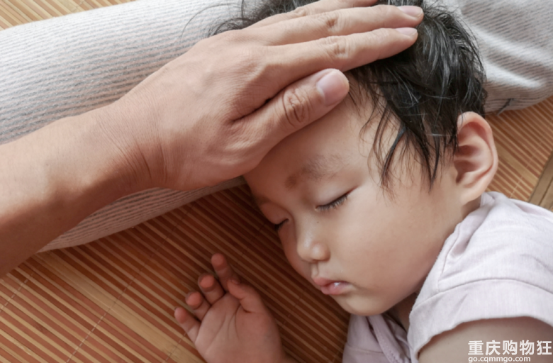 孩子凌晨高烧40℃，妈妈挨家挨户敲邻居门求退烧药