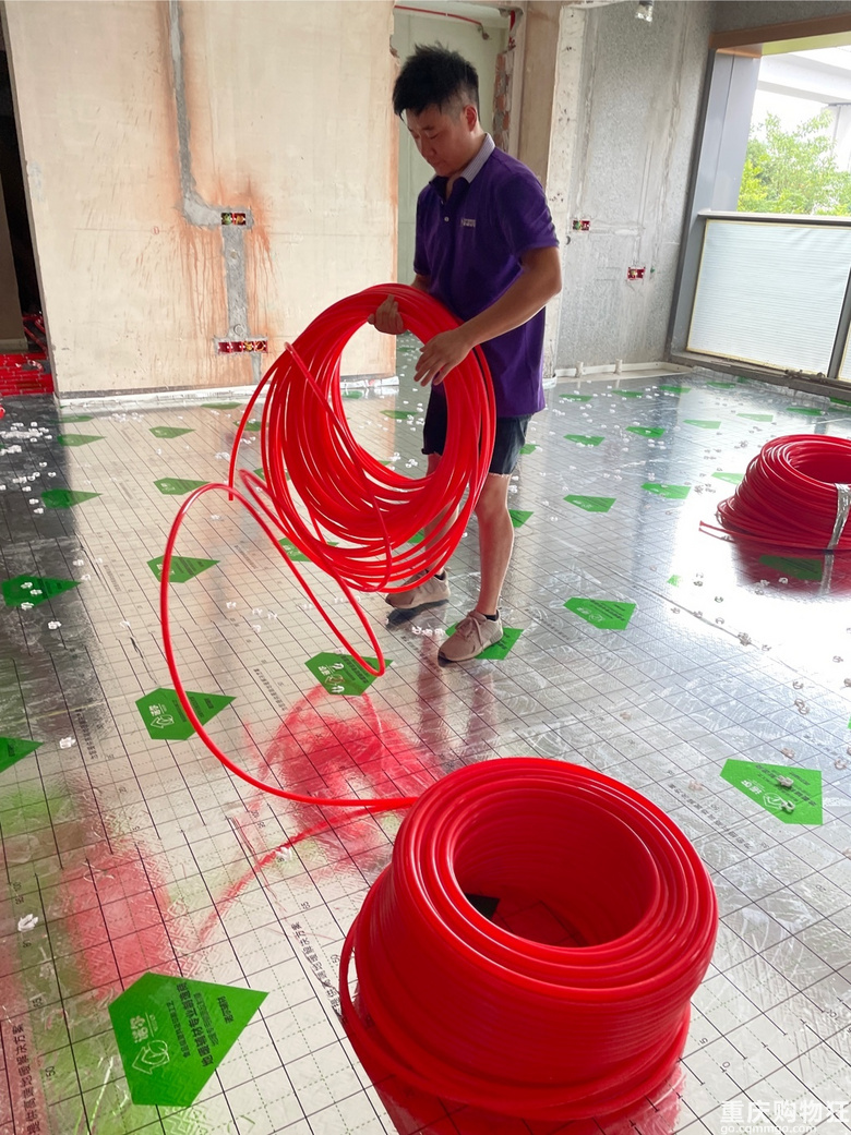 40度的天气也无法阻止装修的热情，安地暖的师傅辛苦了