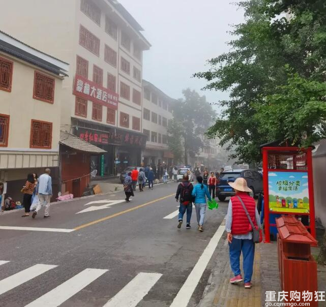 黄水真的楞个冷啊，老年人们都在穿羽绒服了