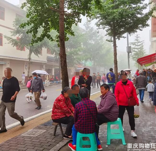 黄水真的楞个冷啊，老年人们都在穿羽绒服了