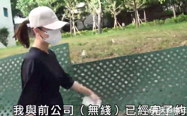 TVB黄心颖与乐队鼓手泥鯭一起在公园遛狗，大方承认新恋情