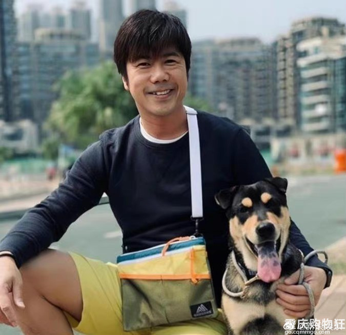 TVB黄心颖与乐队鼓手泥鯭一起在公园遛狗，大方承认新恋情