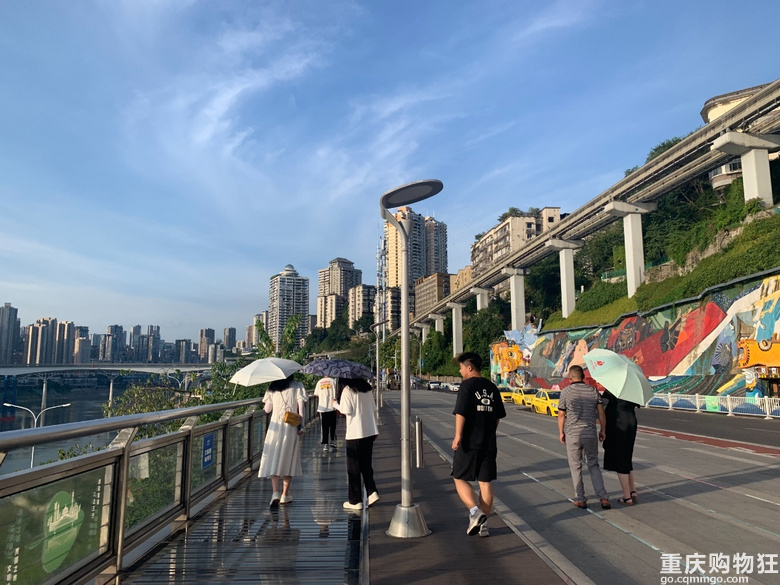 跟着小红书打卡重庆，解放碑这里好乖，李子坝上新，白象街人少