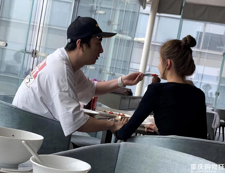 王思聪最美前任甜仇官宣结婚后，自曝老公细节，否认对方是富二代
