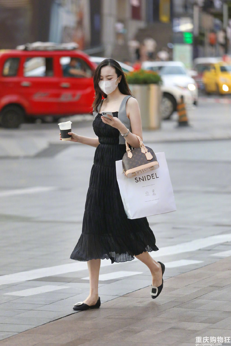 最新重庆街拍，降温后小姐姐们依然穿着火辣