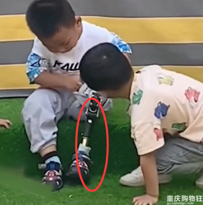真棒！男童在幼儿园大大方方展示他的假肢，给好奇的同学们看